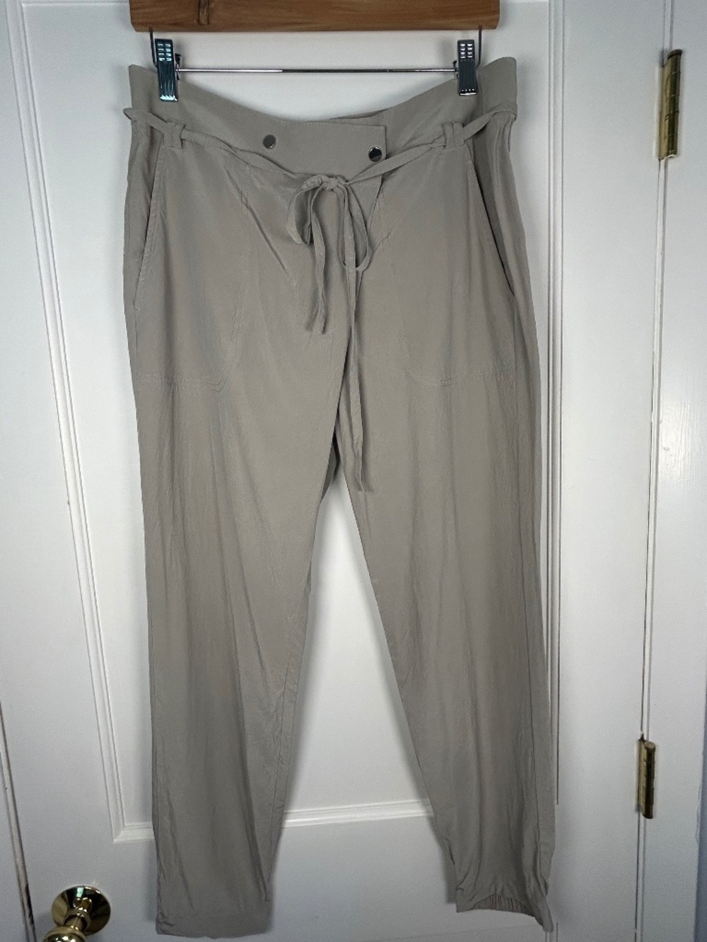 Vince 100% Silk Joggers in Grey/Stucco Size 4 quiet luxury